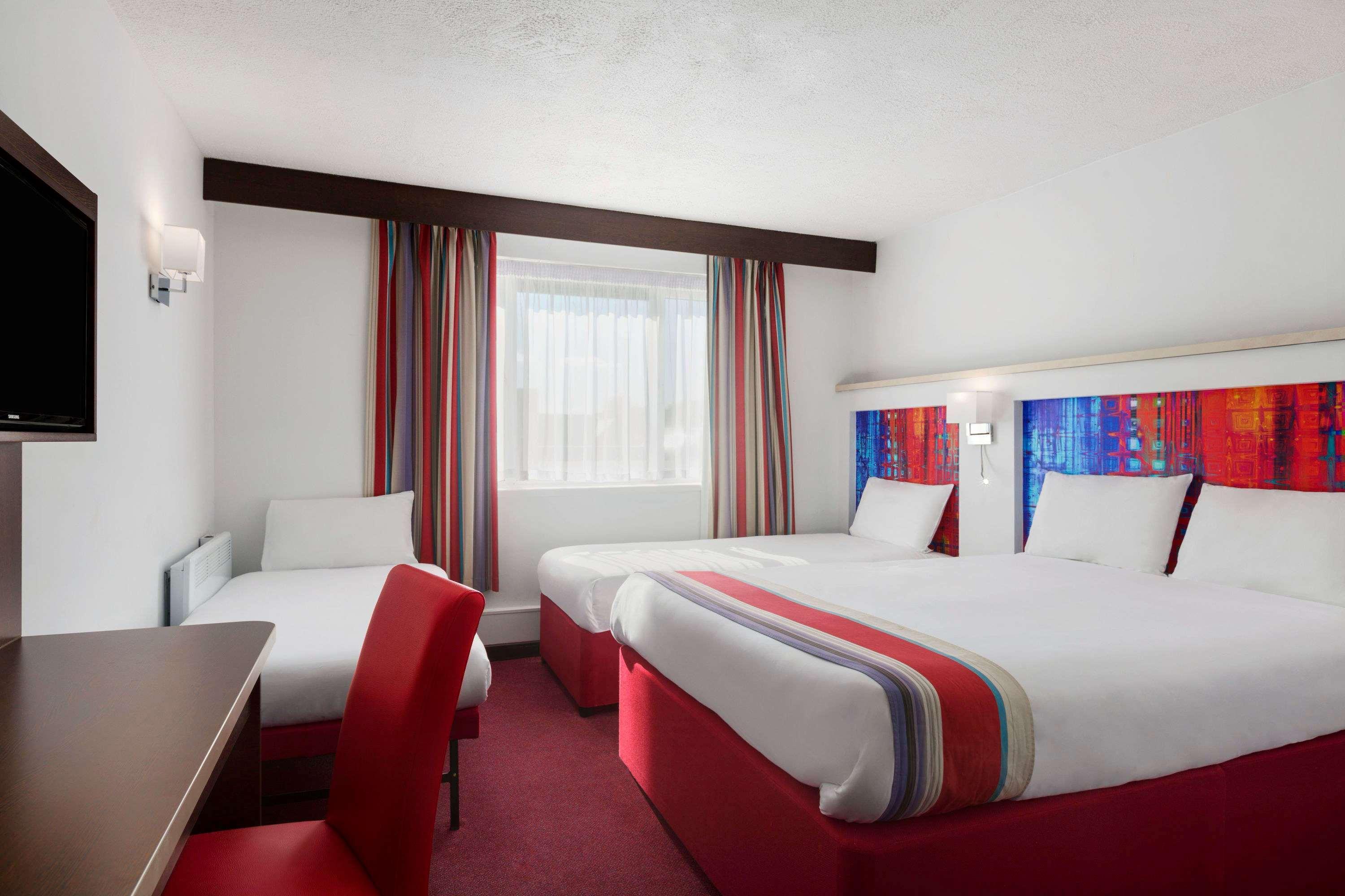 Ramada Milton Keynes Hotel Екстериор снимка