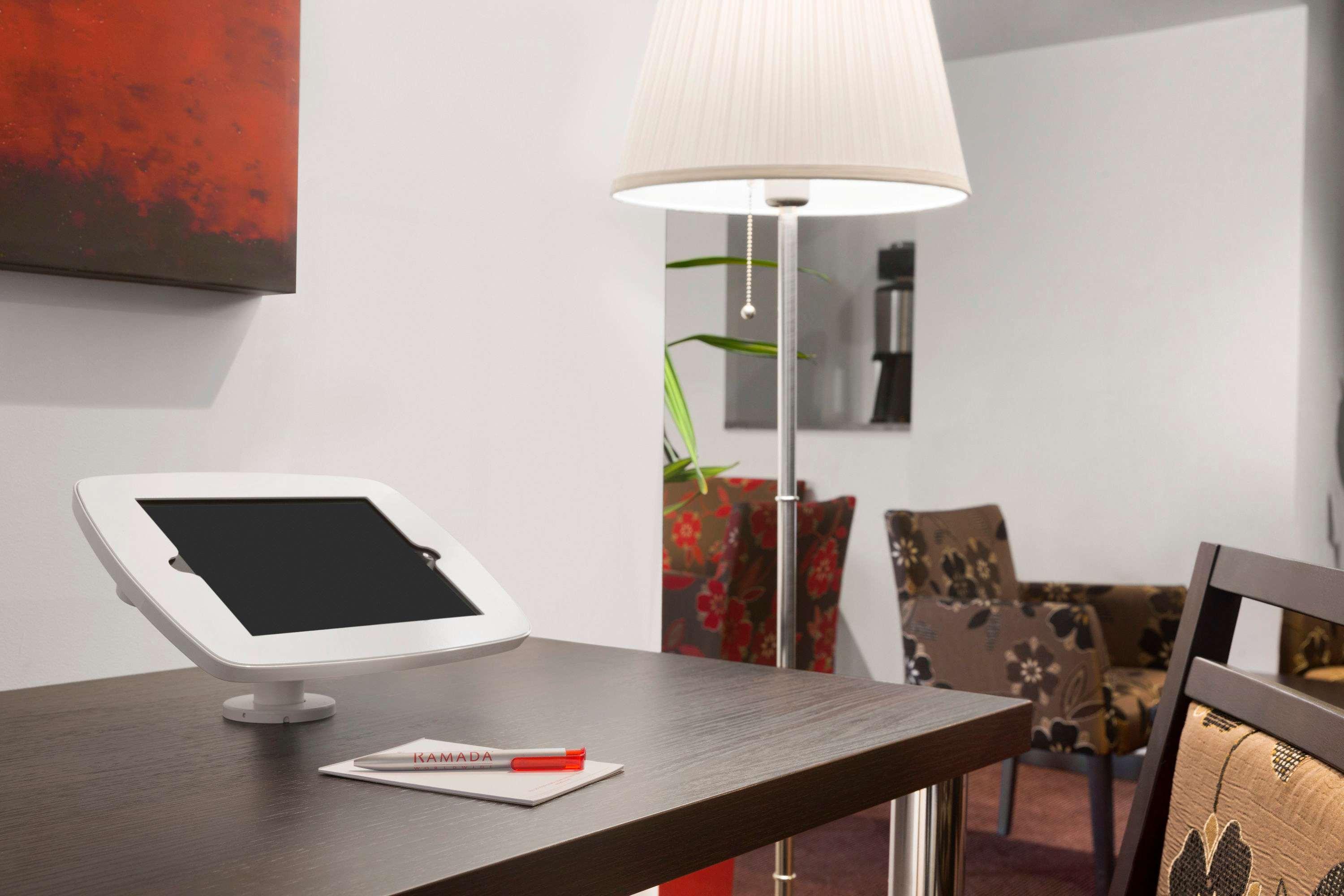 Ramada Milton Keynes Hotel Екстериор снимка