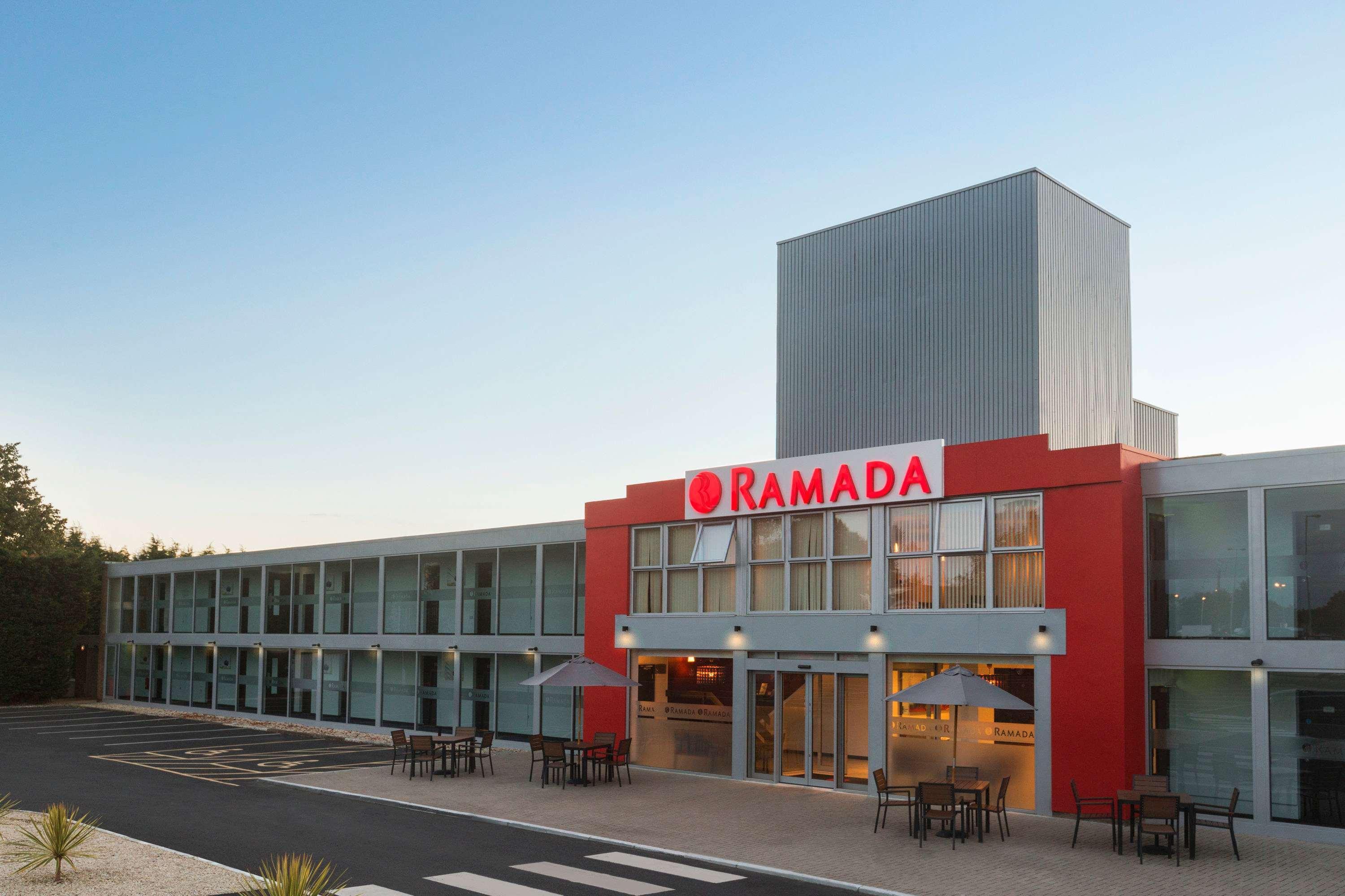 Ramada Milton Keynes Hotel Екстериор снимка