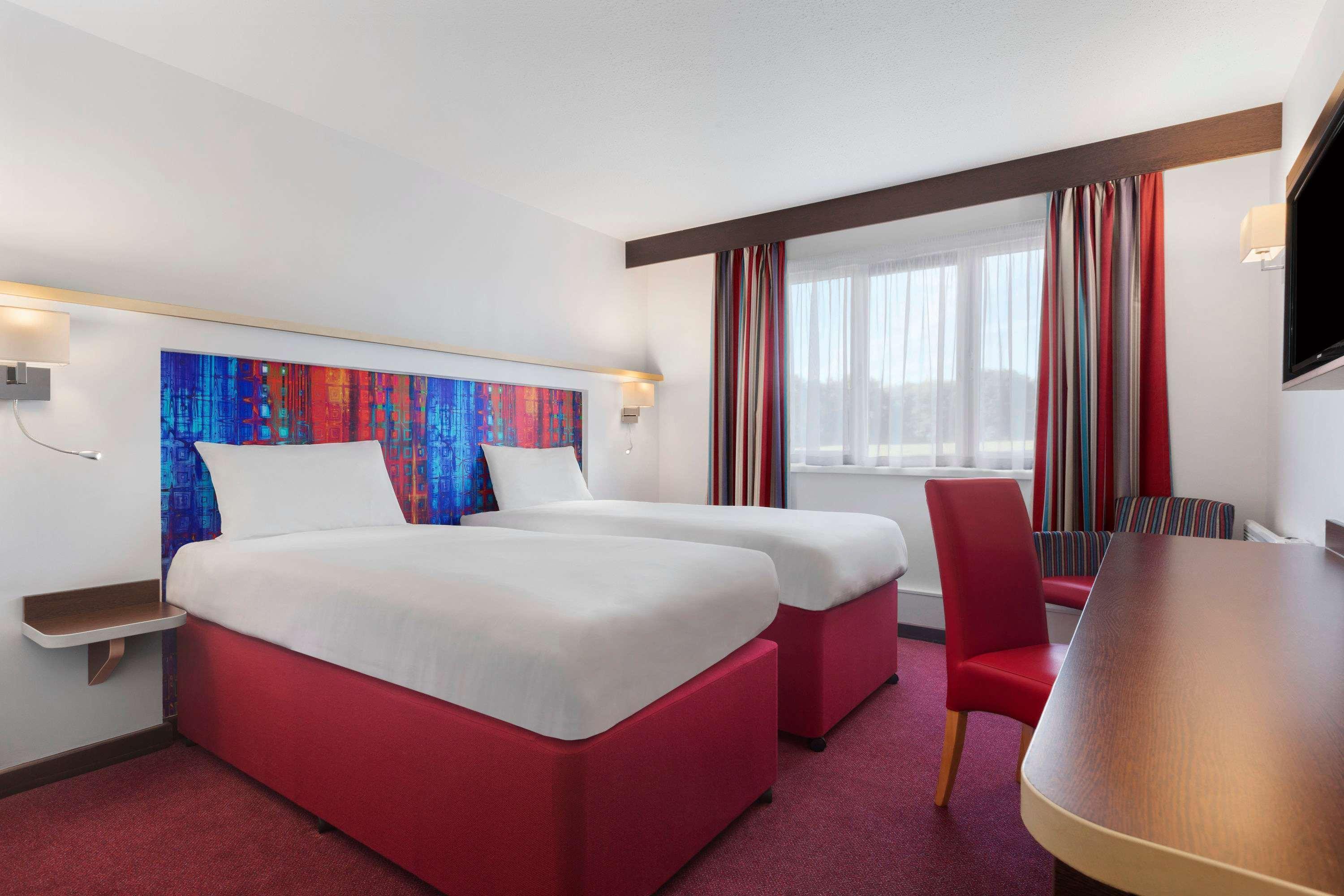 Ramada Milton Keynes Hotel Екстериор снимка