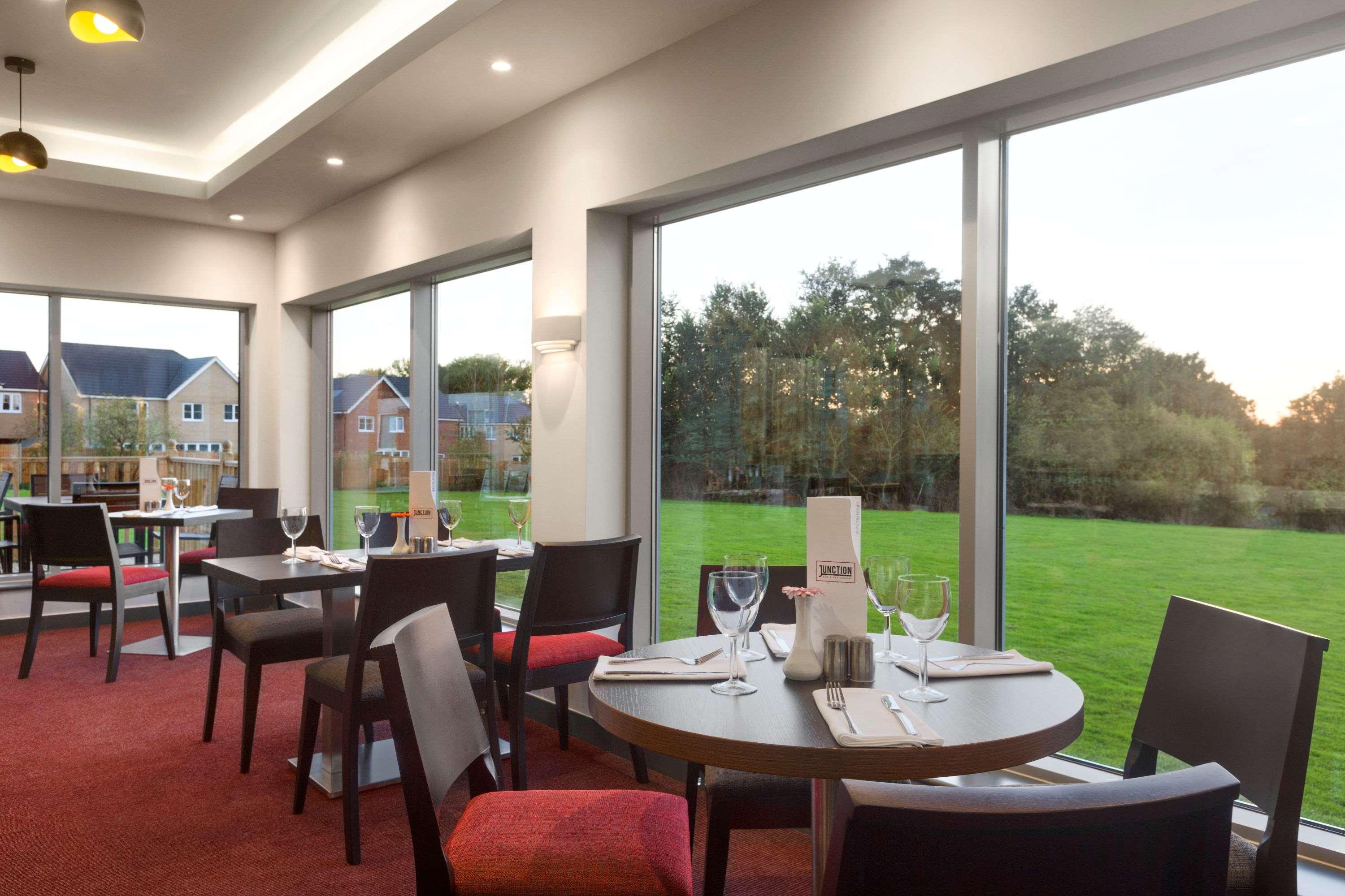 Ramada Milton Keynes Hotel Екстериор снимка