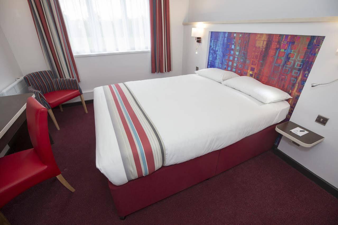 Ramada Milton Keynes Hotel Екстериор снимка