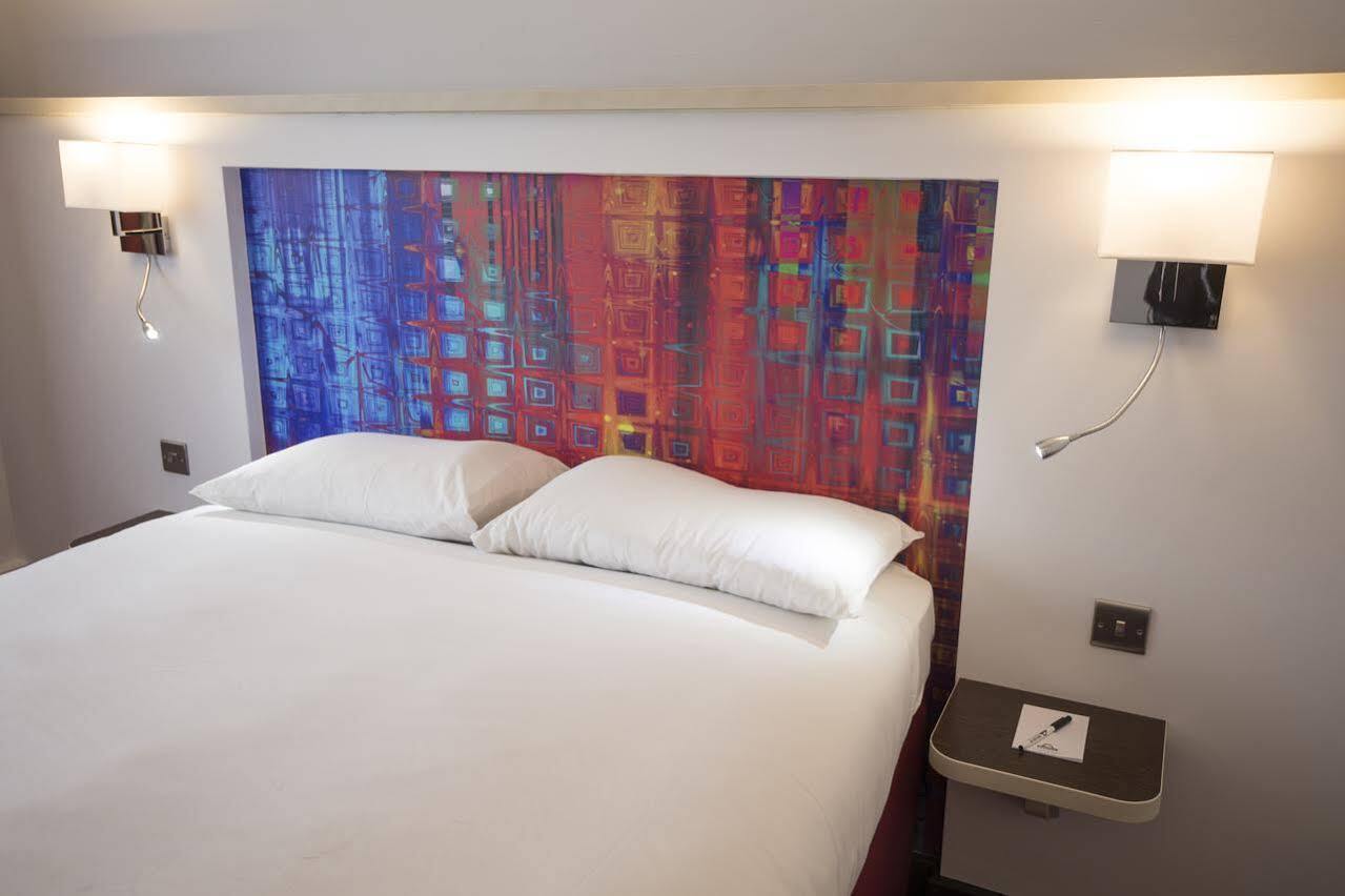 Ramada Milton Keynes Hotel Екстериор снимка