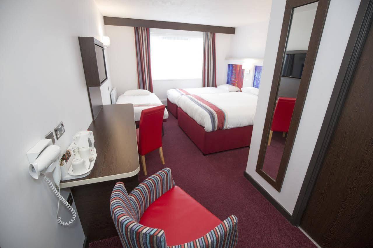 Ramada Milton Keynes Hotel Екстериор снимка