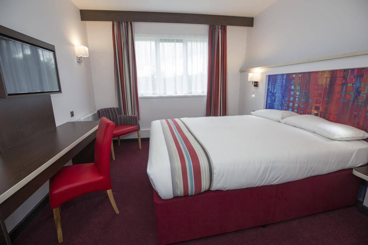 Ramada Milton Keynes Hotel Екстериор снимка